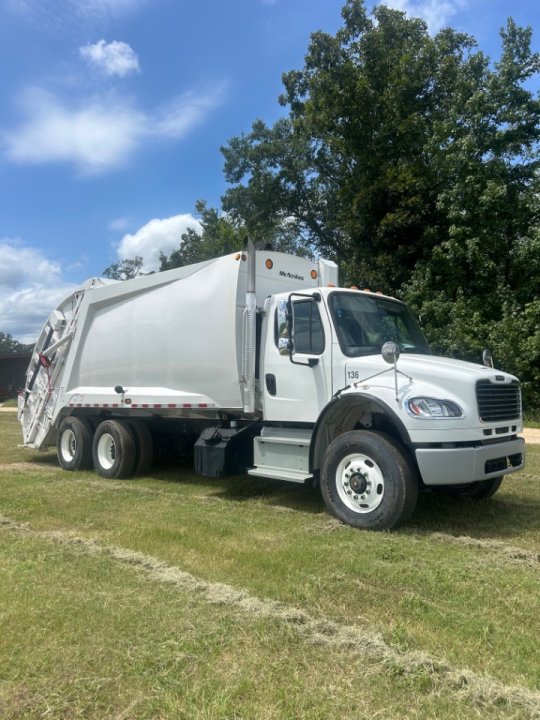 2021 Freightliner w/25cy McNeilus Rear Loader - Dual Tipper- Reeving cyl