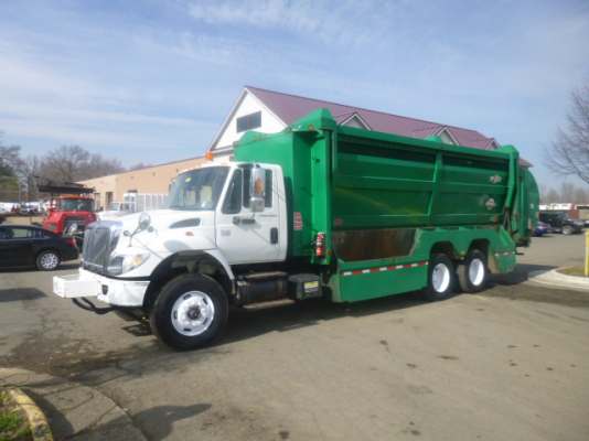 2004 International 7400 46YD Labrie 