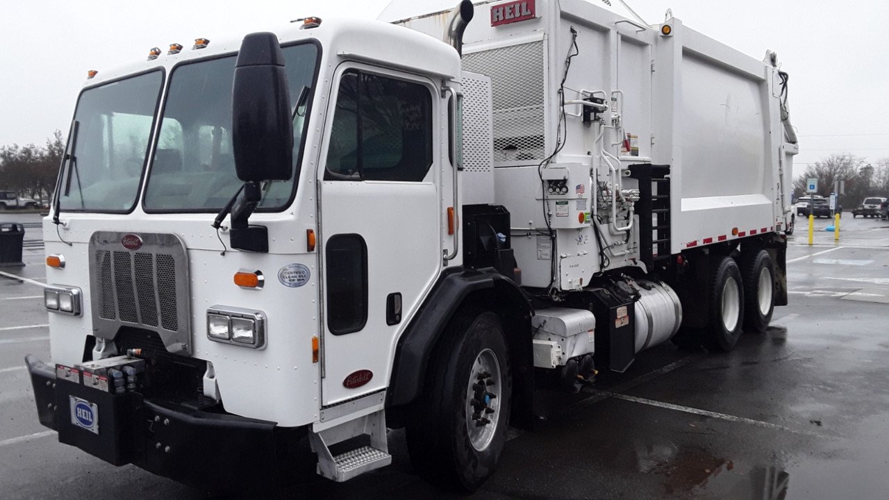 2015 Peterbilt 320