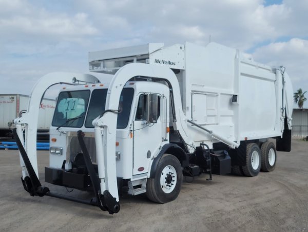 2011 Peterbilt 320 / McNeilus 30 Yds