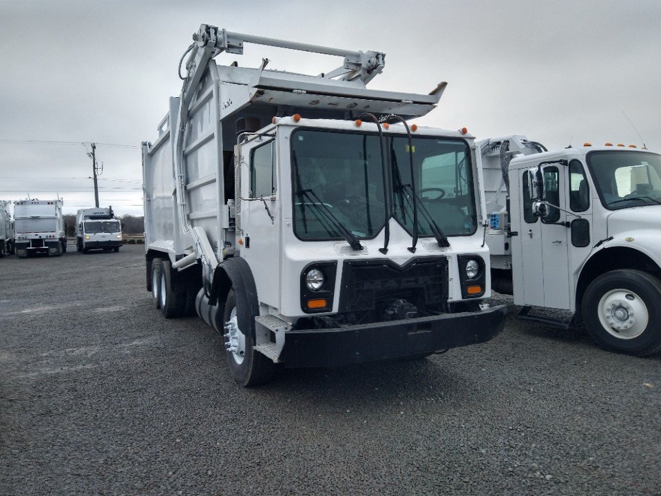 2009 Mack MRU