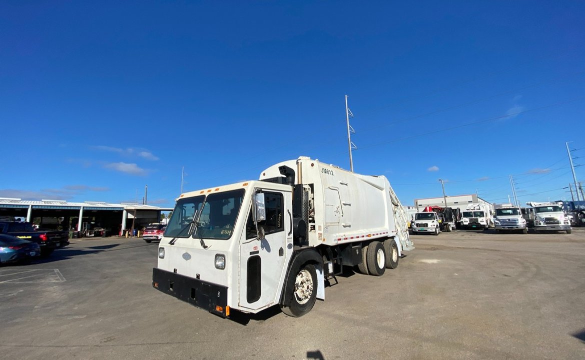 2010 CCC LET2 - 25 yd Loadmaster Rear Loader Garbage Truck