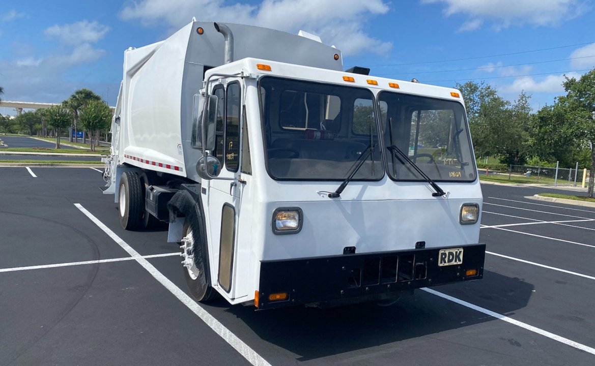 2009 CCC LET - 16 yd Loadmaster Rear Loader Garbage Truck