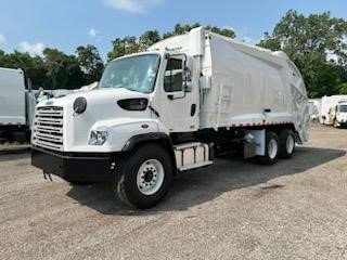 2014 Freightliner 114SD  McNeilus 25 Yd Rear Loader