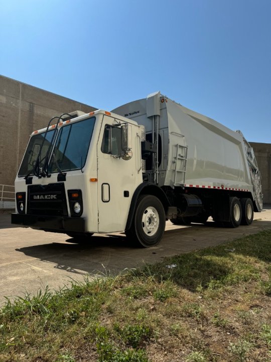 2013 Mack LEU 32 Yard Rear Loader