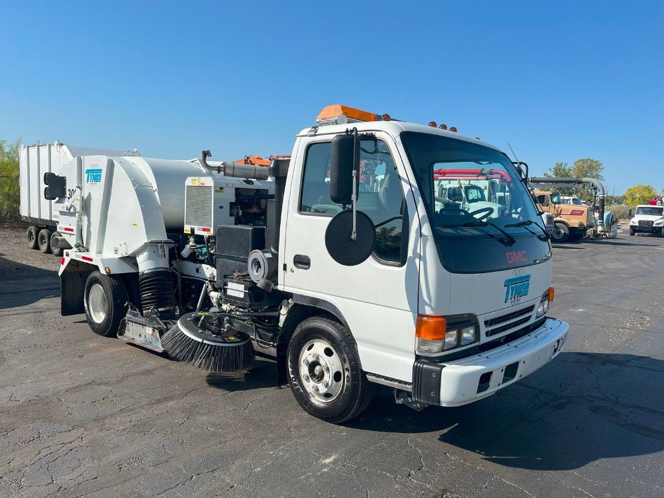 ID: 014752 | Tymco 300 on 2001 Isuzu NPR