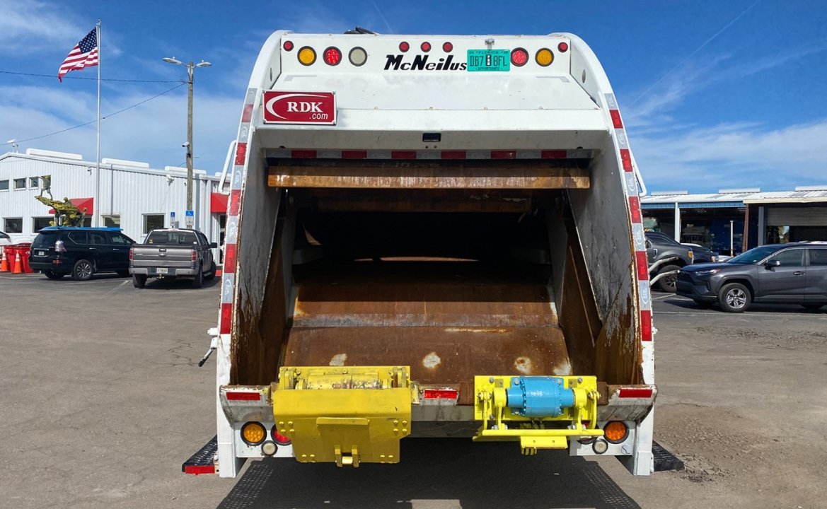 2013 Mack LEU613 - 25 yd McNeilus Rear Loader Garbage Truck