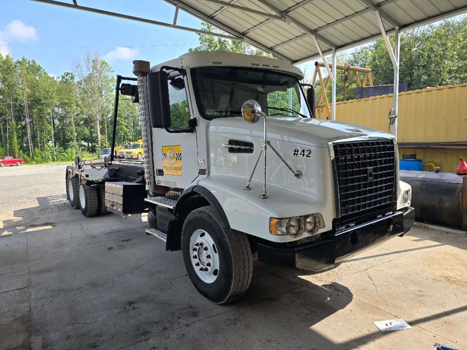 2011 VOLVO VHD