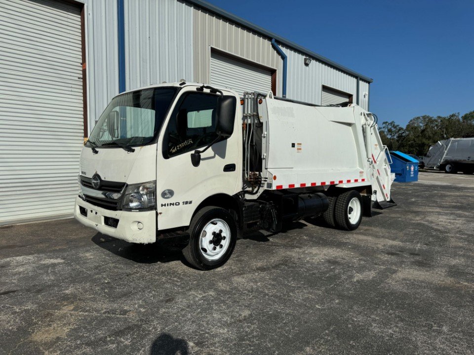 2017 Hino 195, Pac-Mac 8 Yd Rear Loader