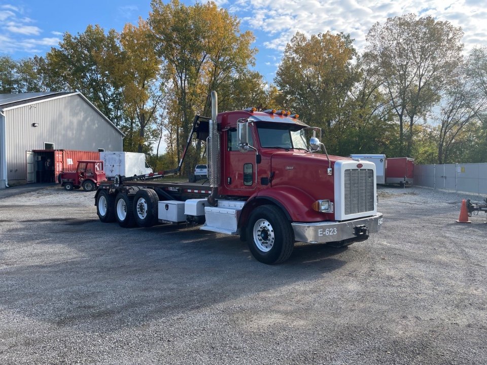 2014 PETERBILT 365 GALBREATH U5-OR-174 ROLLOFF TRUCK