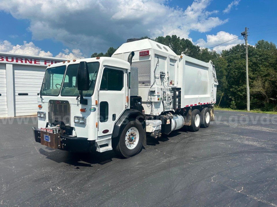 2015 Peterbilt 320 Heil ASL