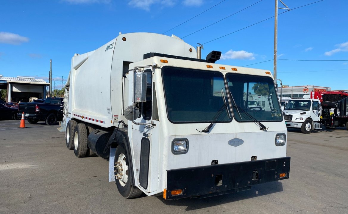 2010 CCC LET2 - 25 yd Loadmaster Rear Loader Garbage Truck