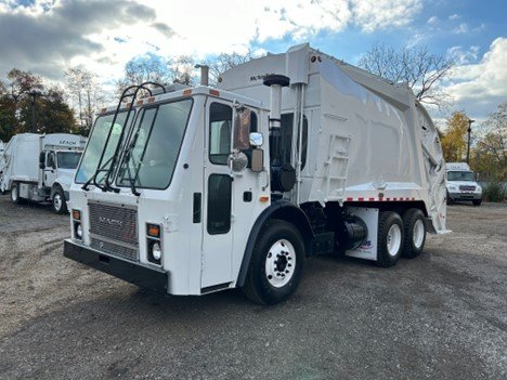 2006 Mack LE, McNeilus 20 Yd Rear Loader