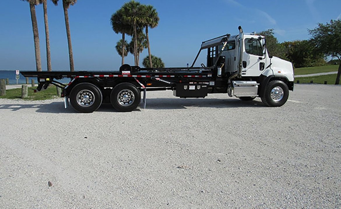 2025 Freightliner 114SD - 60000 lbs Pac Mac Roll Off Truck