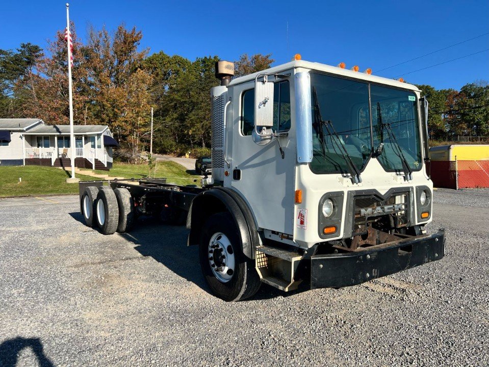 2010 Mack MRU613 Cab &amp; Chassis