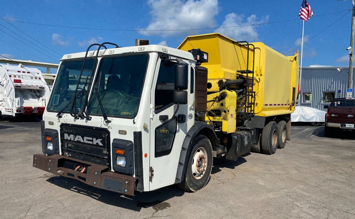 2017 Mack LR613 - 31 yd Dadee Scorpion Side Loader Garbage Truck