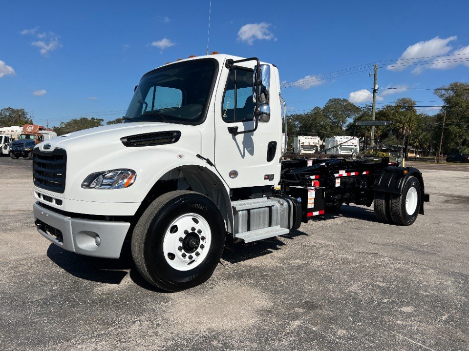 2024 Freightliner M2-106 Galbreath U20-DPHK-144