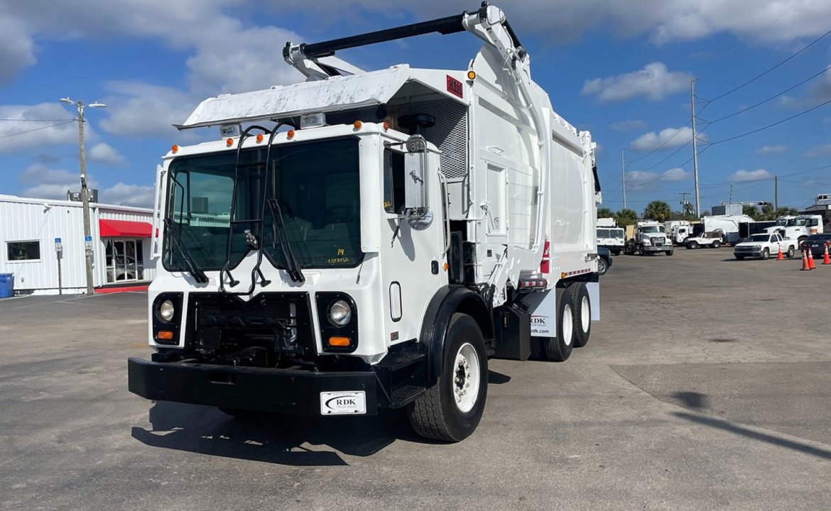 2009 Mack MRU613 - 35 yd Heil Front Loader Garbage Truck