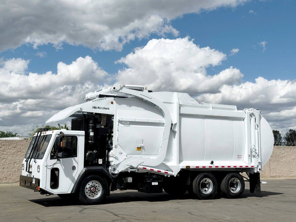 2014 CCC LET McNeilus CNG 40 YD Front Load Garbage Truck