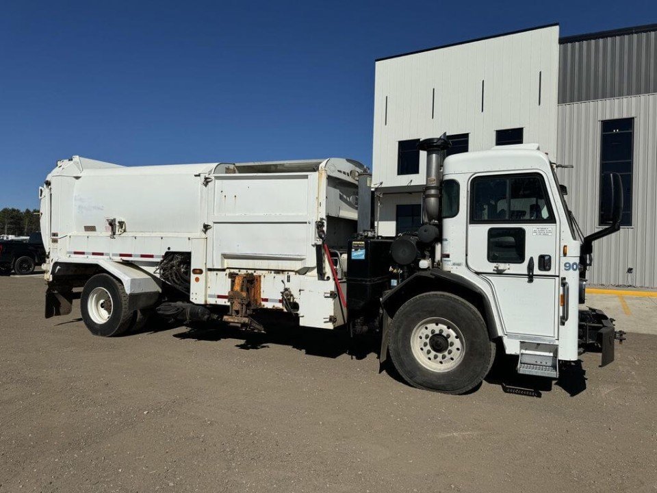 2018 Peterbilt PB520, 17 Yd Labrie Side Loader