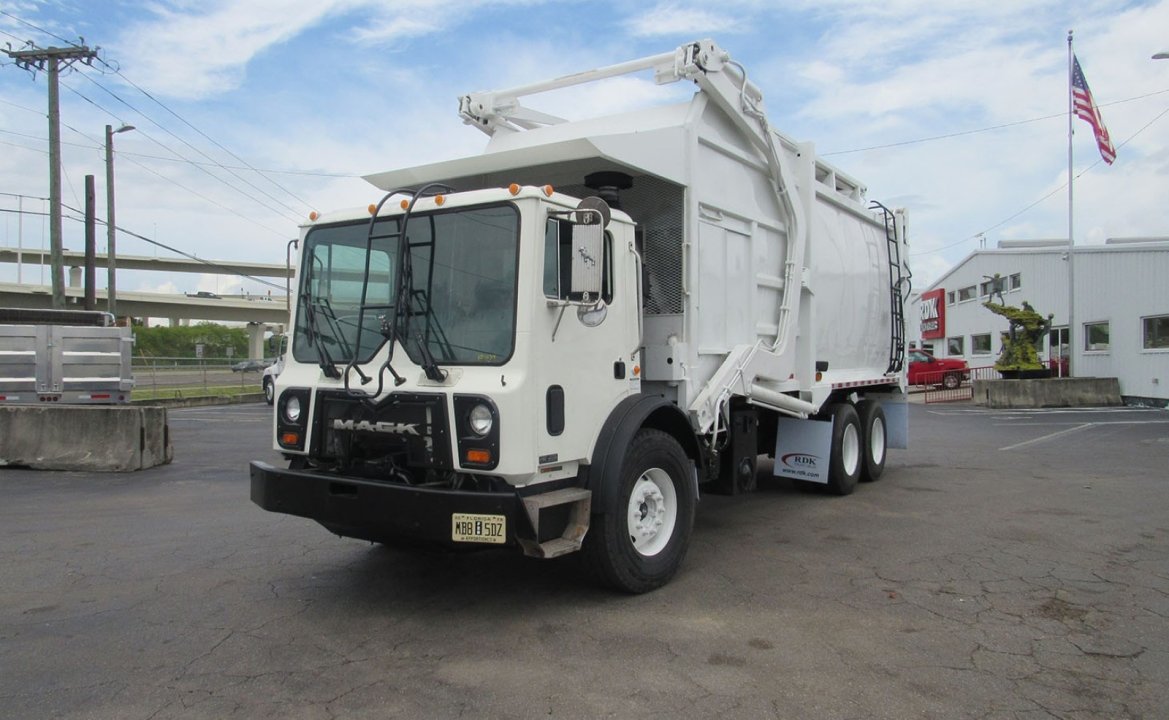 2009 Mack MRU613 - 40 yd EZ Pack Front Loader