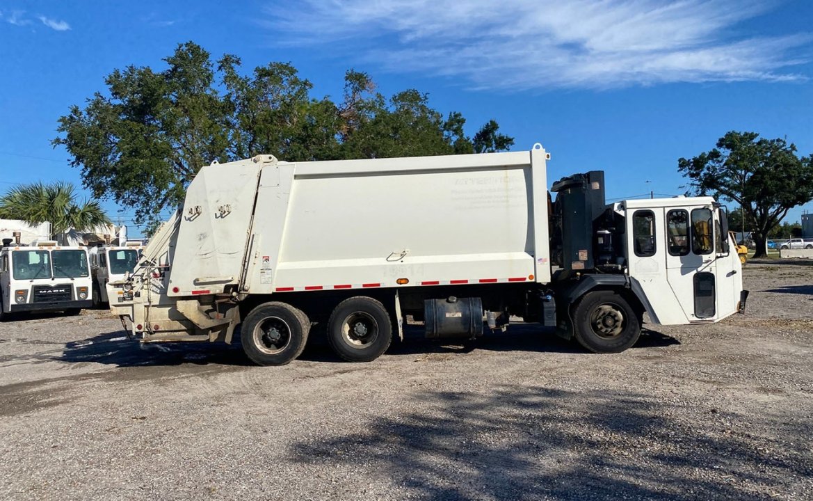 2017 CCC LET2 - 25 Yard Heil Dura pack 5000 Rear Loader Garbage Truck