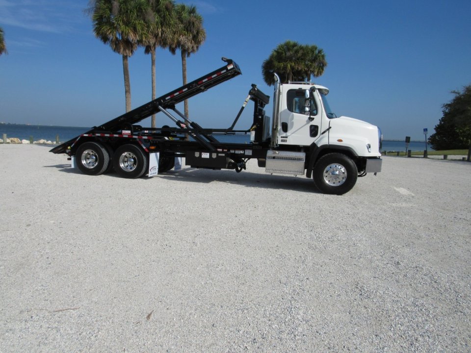2024 Freightliner 114SD - 60000 LB Pac Mac Roll Off Truck