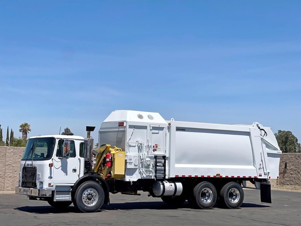 2015 Autocar 33 YD Heil DuraPack Automated Side Load Garbage Truck