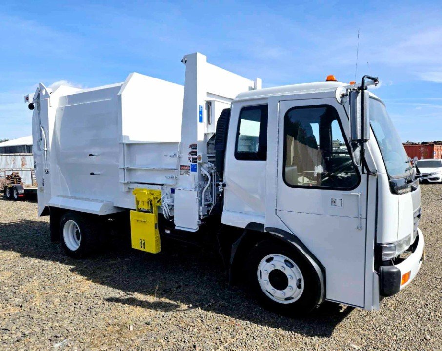 2005 Nissan UD2300 Wayne TomCat 12yd Side Load, Dual Drive!!!