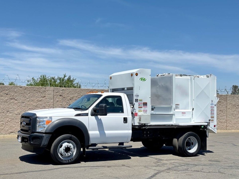 2016 Ford F550 New Way 7.5 YD Manual Side Load Garbage Truck
