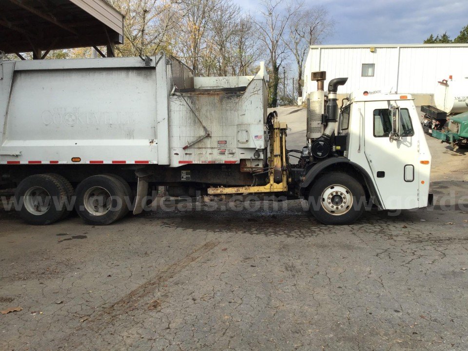 2012 MACK SIDE-LOAD LEU600 GARBAGE TRUCK