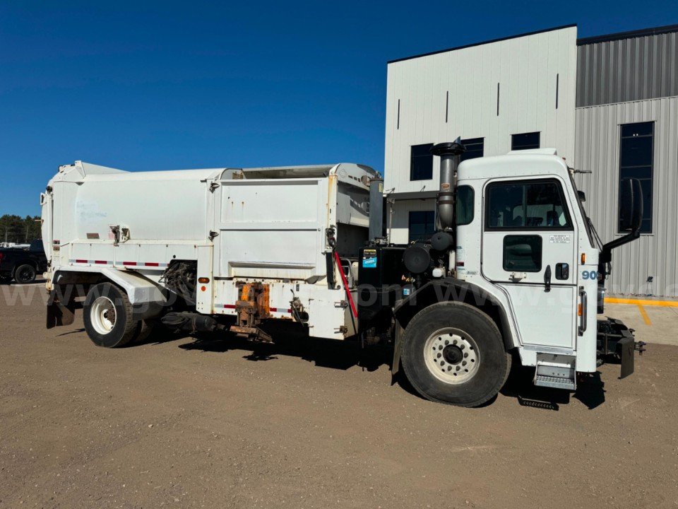 2018 PETERBILT LABRIE EX 17 YARD GARBAGE BODY