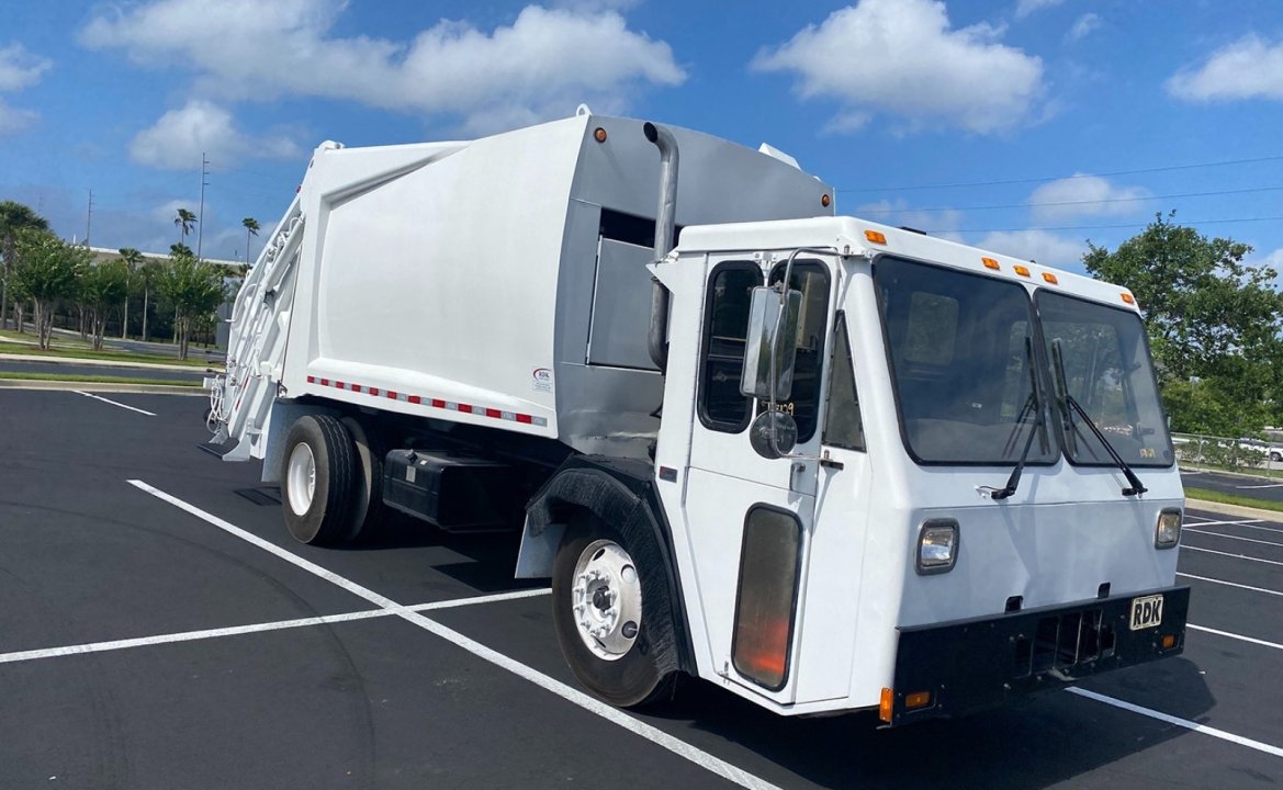 2009 CCC LET - 16 yd Loadmaster Rear Loader Garbage Truck