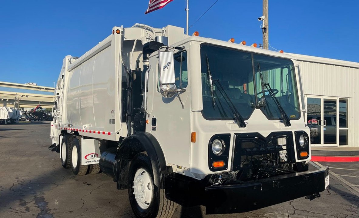 2013 Mack MRU613 - 25 yd EZ Pack Rear Loader Garbage Truck