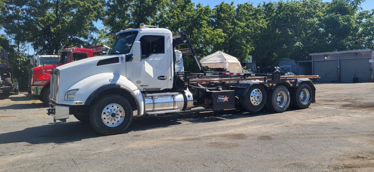 2020 Kenworth T880 with Galbreath Roll-off 