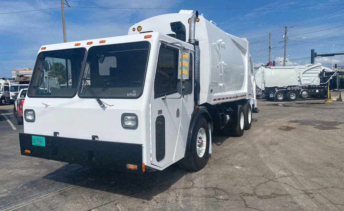 2010 CCC LET2 - 25 yd Loadmaster Rear Loader Garbage Truck