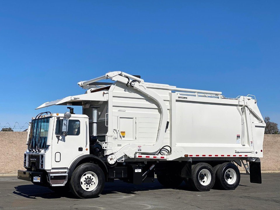 2007 Mack Heil Half Pack 40 YD Front Load Garbage Truck