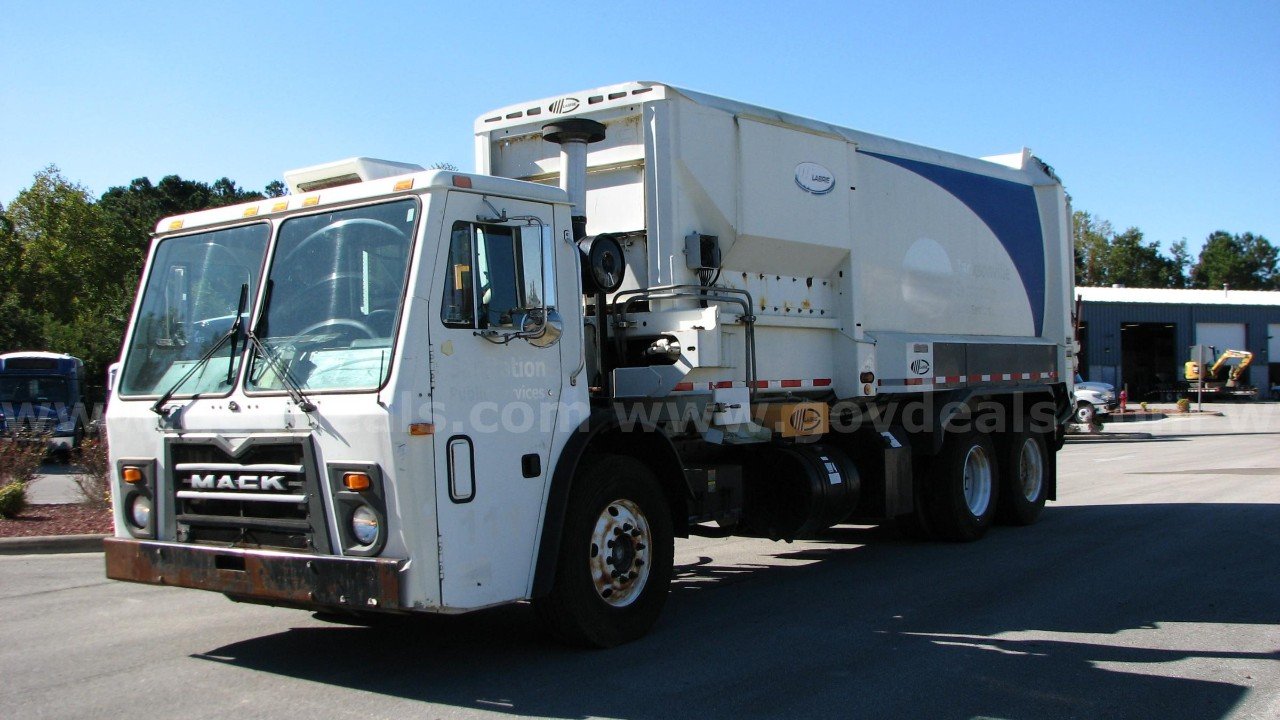 2010 Mack / LABRIE 29 Cubic Yd Side Loading Refuse Truck  