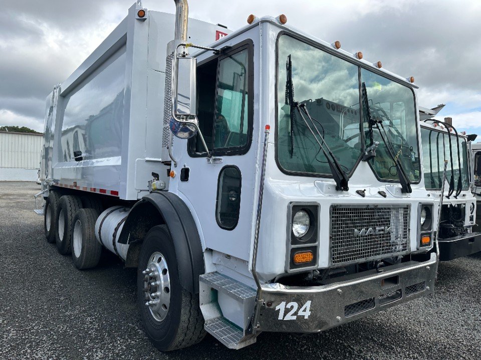 2006 Mack MR