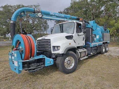 2015 FREIGHTLINER VACUUM TRUCK 114SD