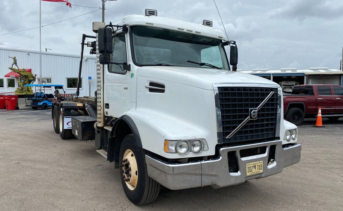 2020 Volvo VHD64 - 60,000 LB Pac Mac Roll Off Truck