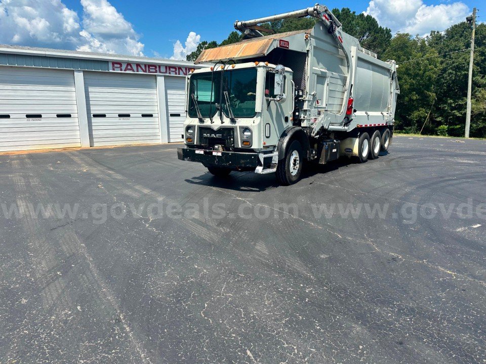 2015 Mack MRU613 Heil Front Loader