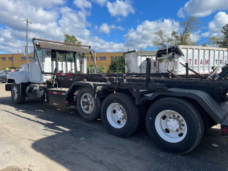 1995 Mack RD690 with 75,000 lb Roll-off Hoist