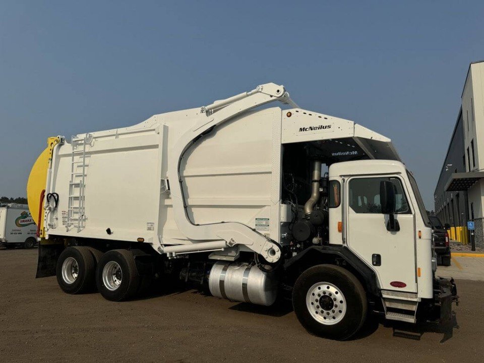 2022 Peterbilt, 28 Yd McNeilus Front Loader