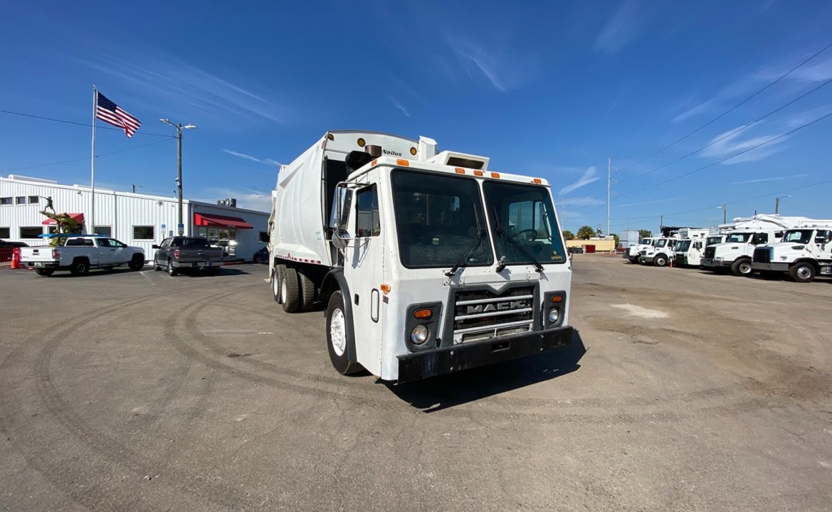 2013 Mack LEU613 - 25 yd McNeilus Rear Loader