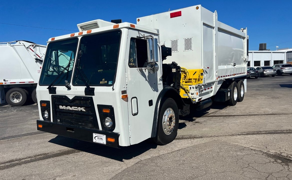 2014 Mack LEU613 - 30 yd Heil Side Loader Garbage Truck