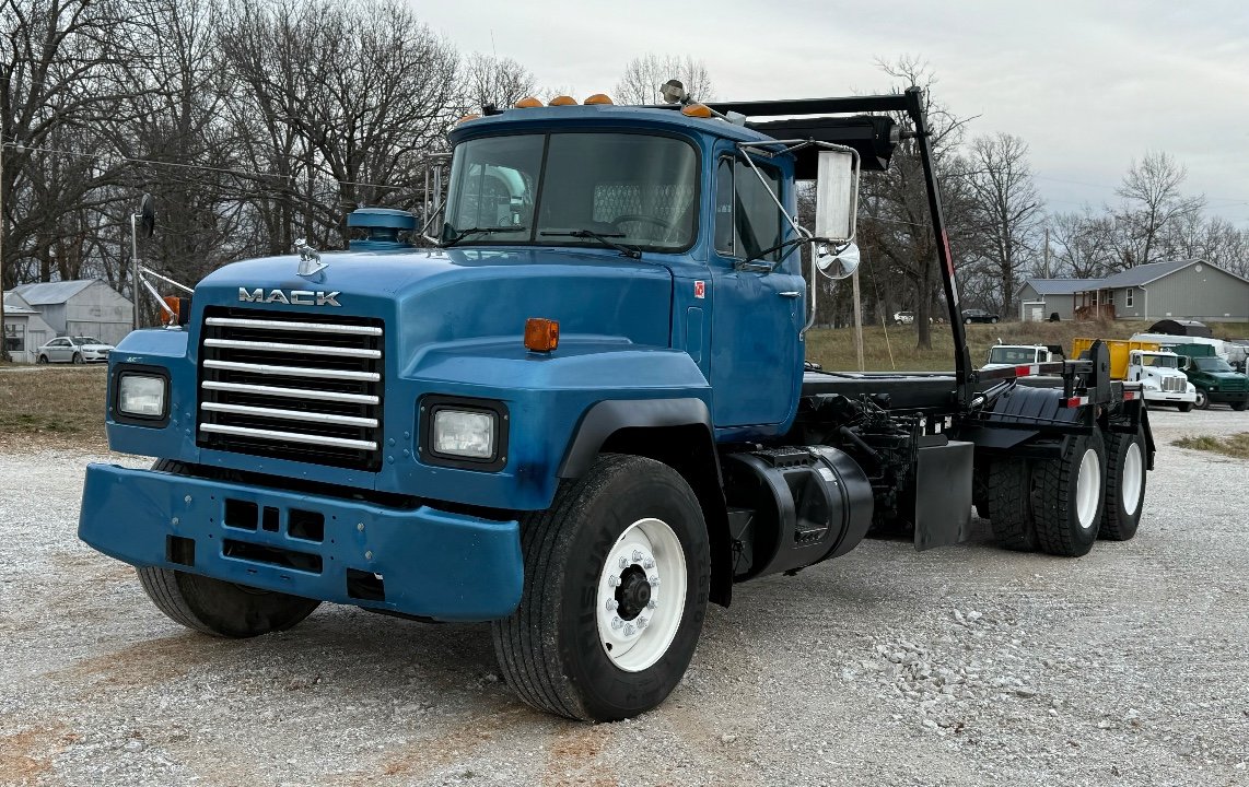 2001 Mack RD690S with Galbreath Roll Off Body and Pioneer Tarper