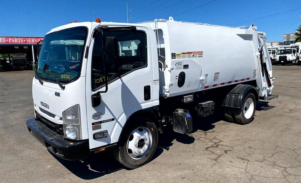 2016 Isuzu NRR - 8 yard New Way Rear Loader Garbage Truck