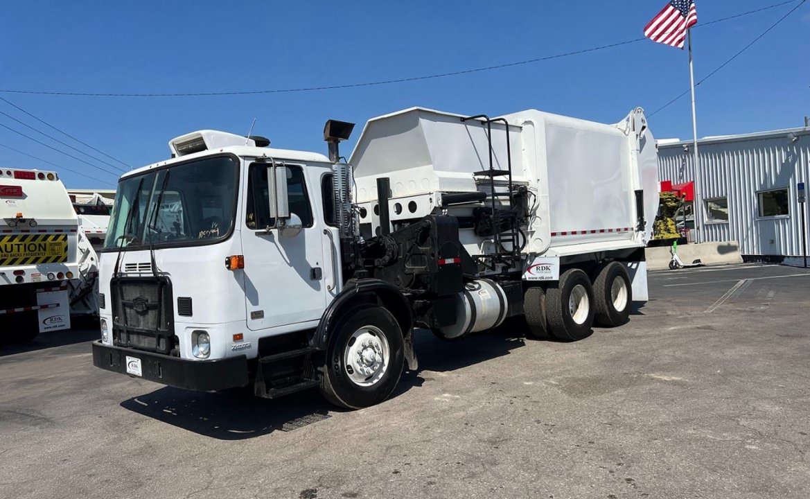 2014 Autocar ACX - 27 yd Scorpion Side Loader Garbage Truck