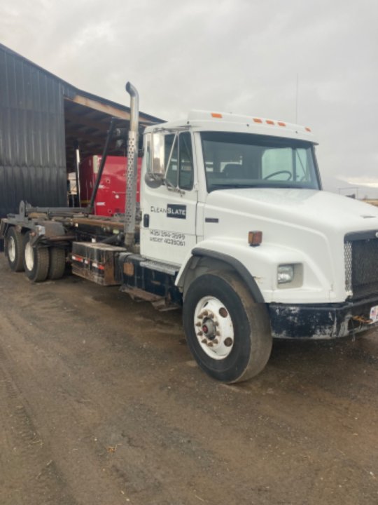 2000 Freightliner Roll Off Truck